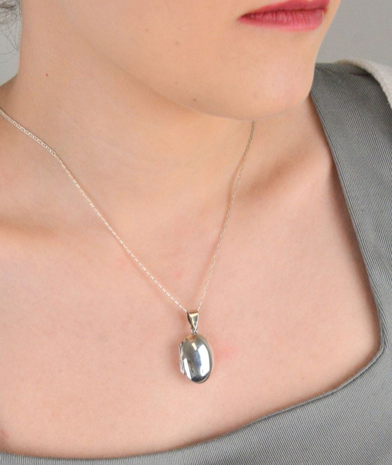 Zawieszka puzderko otwierane owalne próba 925, W 2268 Elegancka zawieszka puzderko otwierane w kształcie owalu, wykonana z wysokiej jakości srebra próby 925.1.jpg